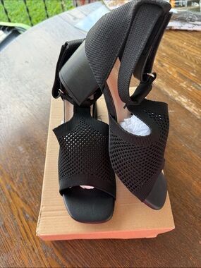 NWT New Bella Women’s size 9 Black Knit Block Heel 2.25” Sandals